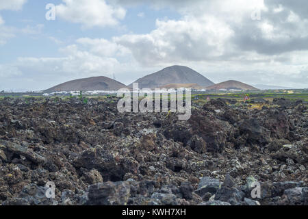 Groß Lava Hügel auf Lanzarote. Die Natur und der Himmel. Reisen Foto. Sommer 2015. Stockfoto