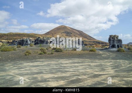 Groß Lava Hügel auf Lanzarote. Die Natur und der Himmel. Reisen Foto. Sommer 2015. Stockfoto