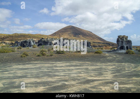 Groß Lava Hügel auf Lanzarote. Die Natur und der Himmel. Reisen Foto. Sommer 2015. Stockfoto