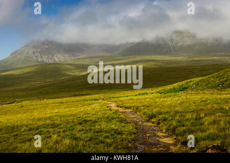 Am Ende der Straße bei Glenbrittle auf Skye, führt ein Weg nach rechts, bis zum Ende der langen landzunge, bildet das südliche Ufer des Loch spröde. T Stockfoto