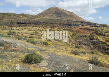 Groß Lava Hügel auf Lanzarote. Die Natur und der Himmel. Reisen Foto. Sommer 2015. Stockfoto