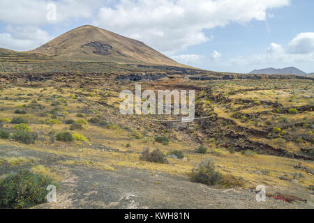 Groß Lava Hügel auf Lanzarote. Die Natur und der Himmel. Reisen Foto. Sommer 2015. Stockfoto