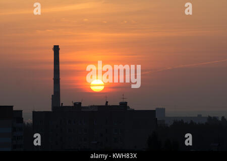 Riesige gelbe Sonne über der Stadt Stockfoto