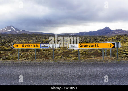 Beschilderung in der Nähe Lavafeld berserkjahraun zwischen Stykkishólmur und Grundarfjörður im Westen von Island. Stockfoto