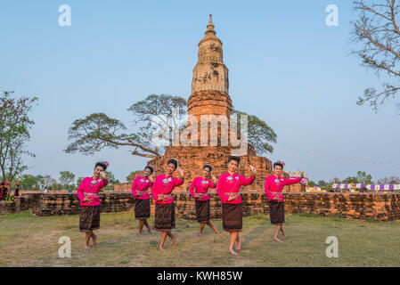 KALASIN, THAILAND - 20. FEBRUAR 2016: Mädchen Tänzer mit lokalen Kleid, thailändischen Nordosten traditionellen Tanz an Yaku Pagode Buddism Eve zu feiern. Stockfoto