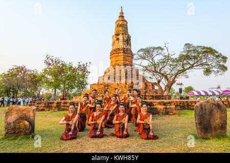 KALASIN, THAILAND - 20. FEBRUAR 2016: Mädchen Tänzer mit lokalen Kleid, thailändischen Nordosten traditionellen Tanz an Yaku Pagode Buddism Eve zu feiern. Stockfoto