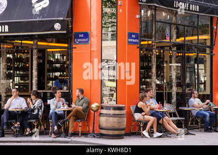 Paris Cafe - Personen außerhalb der Pariser Le Cafe Noir im 2. arrondissement von Paris, Frankreich, Europa sitzen. Stockfoto