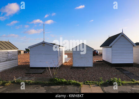 Schiff vor Anker im Sturm Eleanor von Walmer Umkleidekabinen am Strand gesehen. Stockfoto