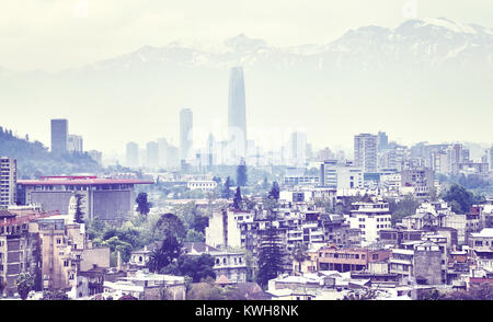 Farbe getonte Bild von Santiago de Chile in der Innenstadt von Smog, Chile abgedeckt. Stockfoto