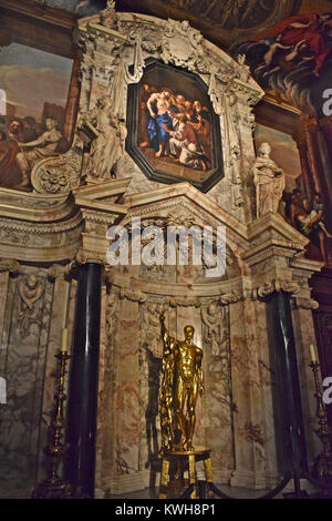 Ein schönes Beispiel für die kunstvolle und kunstvoll geschnitzten, lackierte und dekorierte Interieur des Teil nur ein Zimmer innerhalb von Chatsworth House, Derbyshire Stockfoto