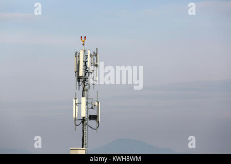 Eine Basisstation für die Übertragung der Signale von Mobiltelefonen. Die Messumformer sind auf einem Mast montiert. Stockfoto