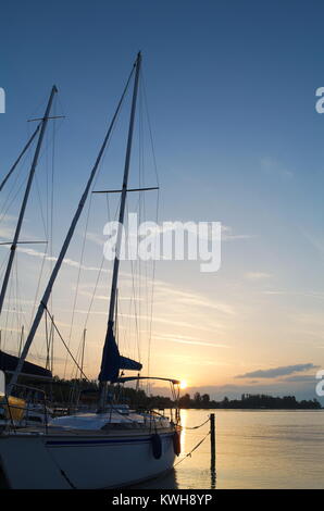 Segelboot auf dem Plattensee in der Dämmerung mit blauer Himmel Stockfoto