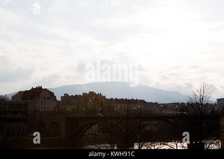 Die Alte Brücke (Stari Most) in Maribor, Slowenien. Die Brücke überspannt den Fluss Drava. Stockfoto