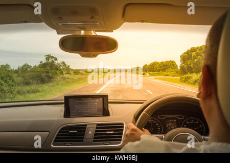 Tolles Konzept der Auto Reise, man fährt mit dem Auto auf der Beifahrerseite hinten, Armaturenbrett anzeigen und Breeze, asphaltierte Straße. Stockfoto