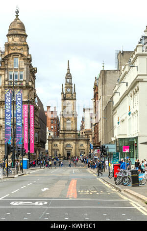 Blick entlang der George Street und West George Street, St George's Tron Kirche im Stadtzentrum von Glasgow, Schottland, Großbritannien Stockfoto