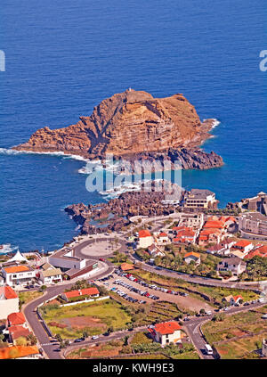 Porto Moniz und Felseninsel von Klippe an der ER101 Mountain Road, Madeira, Portugal, Stockfoto