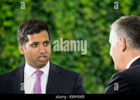 Faisal Islam, Sky-TV Nachrichten politische Editor, im Gespräch mit Dermot Murnaghan auf College Green, Westminster 2016 Stockfoto