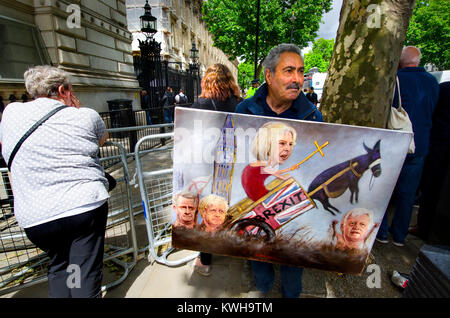 Kaya Mar-politischen Karikaturisten - mit einem seiner Gemälde in Westminster - Brexit: Terssa kann, Liam Fox, Boris Johnson, David Davis - außerhalb Falleeines Stockfoto