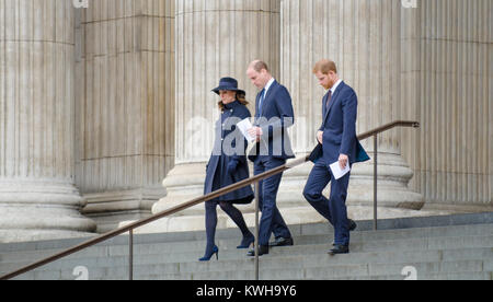 Katharina, Prinz William (Herzog und die Herzogin von Cambridge) und Prinz Harry, St Paul's Cathedral nach einem Gedenkgottesdienst (14. Dez 2017).... Stockfoto