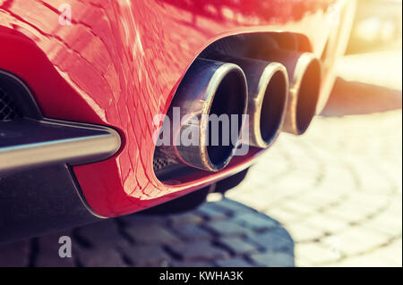 Nahaufnahme von einem Auto doppelte Auspuffrohr im Sonnenlicht Hintergrund Stockfoto