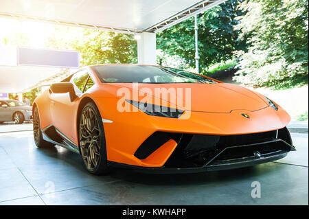 Turin - 08 Juni 2017: Showroom. In der Nähe der neuen Lamborghini Huracan Stockfoto