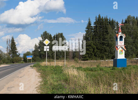 Nyuksenitsa, Vologda Region, Russland - 10. August 2016: Zeichen und eine Stele am Eingang des Dorfes Nyuksenitsa, Vologda region Stockfoto