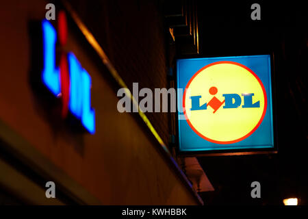 Lidl store Logo in der Nacht Belfast Nordirland UK Stockfoto