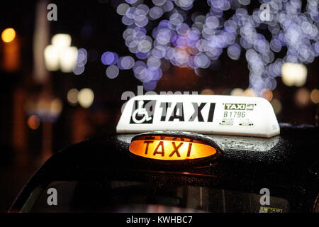 London Taxi mieten im Regen über Festtage Belfast Nordirland UK sitzen Stockfoto