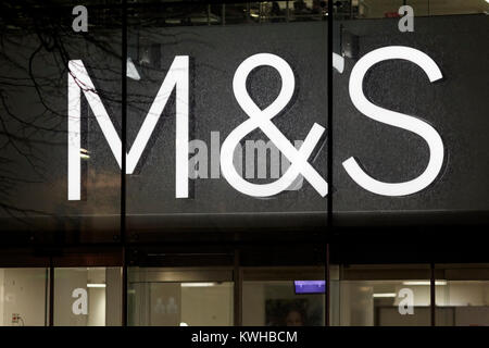 M&S Store Logo in der Nacht Belfast Nordirland UK Stockfoto
