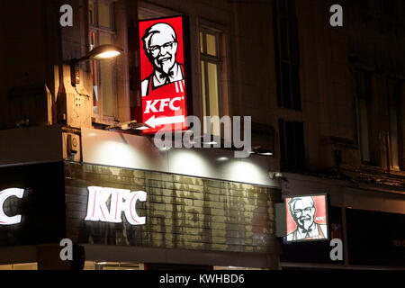 Beleuchtete Zeichen außerhalb eines kfc Restaurant in Belfast Nordirland UK Stockfoto