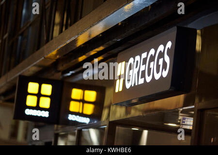 Greggs beleuchtete Zeichen außerhalb eines Shop Cafe in Belfast Nordirland UK Stockfoto