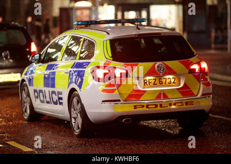 Polizei Fahrzeug nach Auto in der Nacht im Stadtzentrum Belfast Nordirland UK Stockfoto