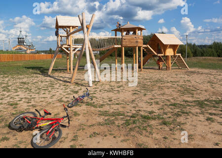 Nyuksenitsa, Vologda Region, Russland - 10. August 2016: Spielplatz auf der Straße Kultur im Dorf Nyuksenitsa, Vologda region Stockfoto