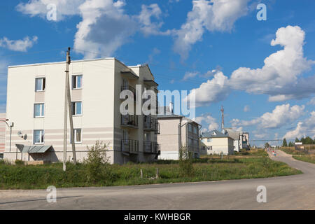 Nyuksenitsa, Vologda Region, Russland - 10. August 2016: Häuser an der Straße von Kultur im Dorf Nyuksenitsa, Vologda region Stockfoto