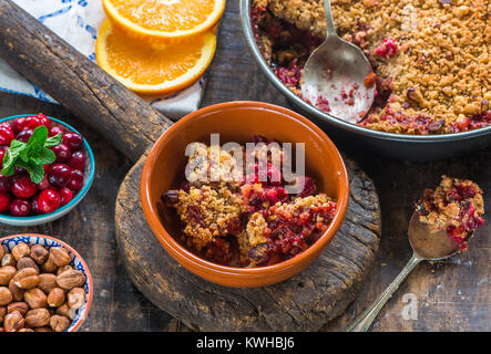 Moosbeere, Apfel und Haselnuss bröckeln - Hohe Betrachtungswinkel Stockfoto