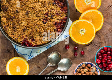 Moosbeere, Apfel und Haselnuss bröckeln - Ansicht von oben Stockfoto