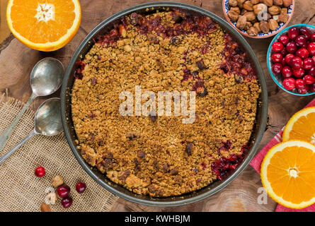 Moosbeere, Apfel und Haselnuss bröckeln - Ansicht von oben Stockfoto