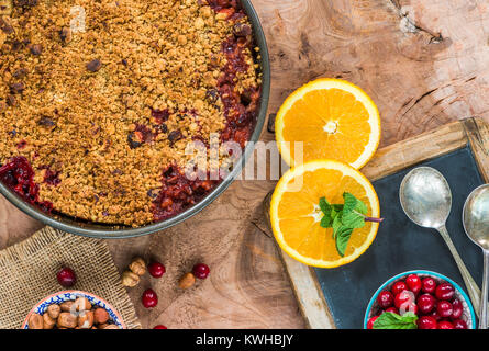 Moosbeere, Apfel und Haselnuss bröckeln - Ansicht von oben Stockfoto