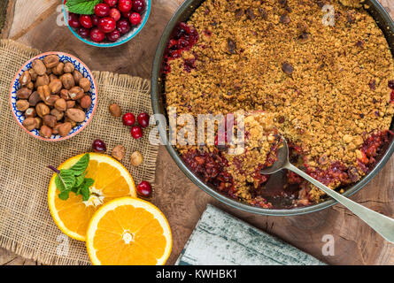 Moosbeere, Apfel und Haselnuss bröckeln - Ansicht von oben Stockfoto