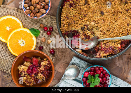 Moosbeere, Apfel und Haselnuss bröckeln - Ansicht von oben Stockfoto