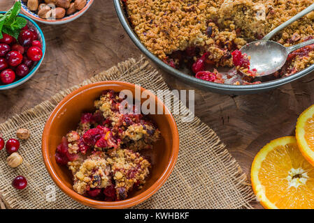 Moosbeere, Apfel und Haselnuss bröckeln - Ansicht von oben Stockfoto