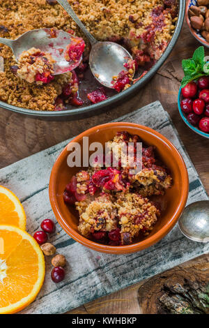 Moosbeere, Apfel und Haselnuss bröckeln - Ansicht von oben Stockfoto