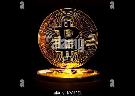 Golden bitcoin auf schwarzem Hintergrund Stockfoto