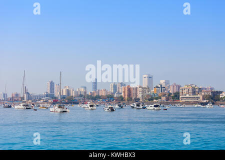 Blick auf die Skyline von Mumbai Marine Drive in Mumbai, Indien Stockfoto