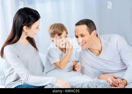 Kleiner Junge fragt seinen Vater, ihm einen Kuss zu geben Stockfoto