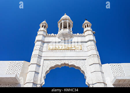 Haji Ali Dargah Moschee in Mumbai, Indien. 'Haji Ali Dargah" schreiben auf dem Gebäude. Stockfoto