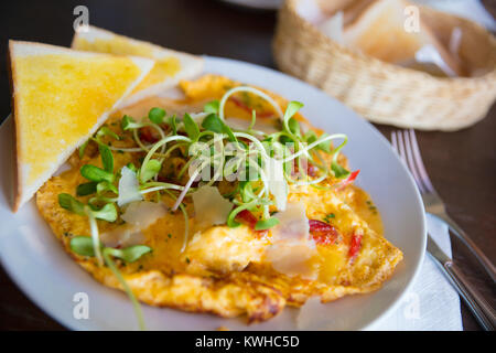 Spanisches Omelette serviert mit Scheiben Brot auf dem Tisch Stockfoto