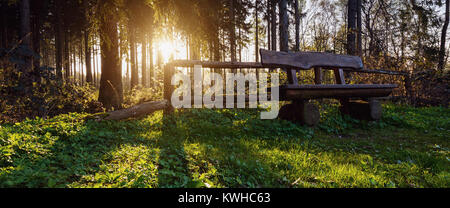 Bank auf einem Wanderweg bei Sonnenuntergang Stockfoto