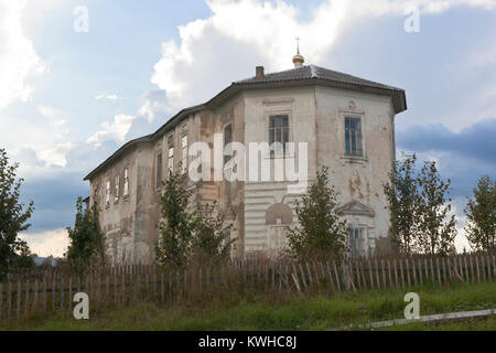 Kirche der Erscheinung auf dem Hintergrund Gewitterwolken im Dorf Gorodischna Nyuksensky Bezirk, Vologda Region, Russland Stockfoto