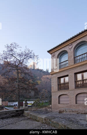 GRANADA, Andalusien, Spanien - 21. Dezember 2017: Gebäude auf der Carrera del Darro am 21. Dezember 2017 in Granada, Andalusien, Spanien Stockfoto